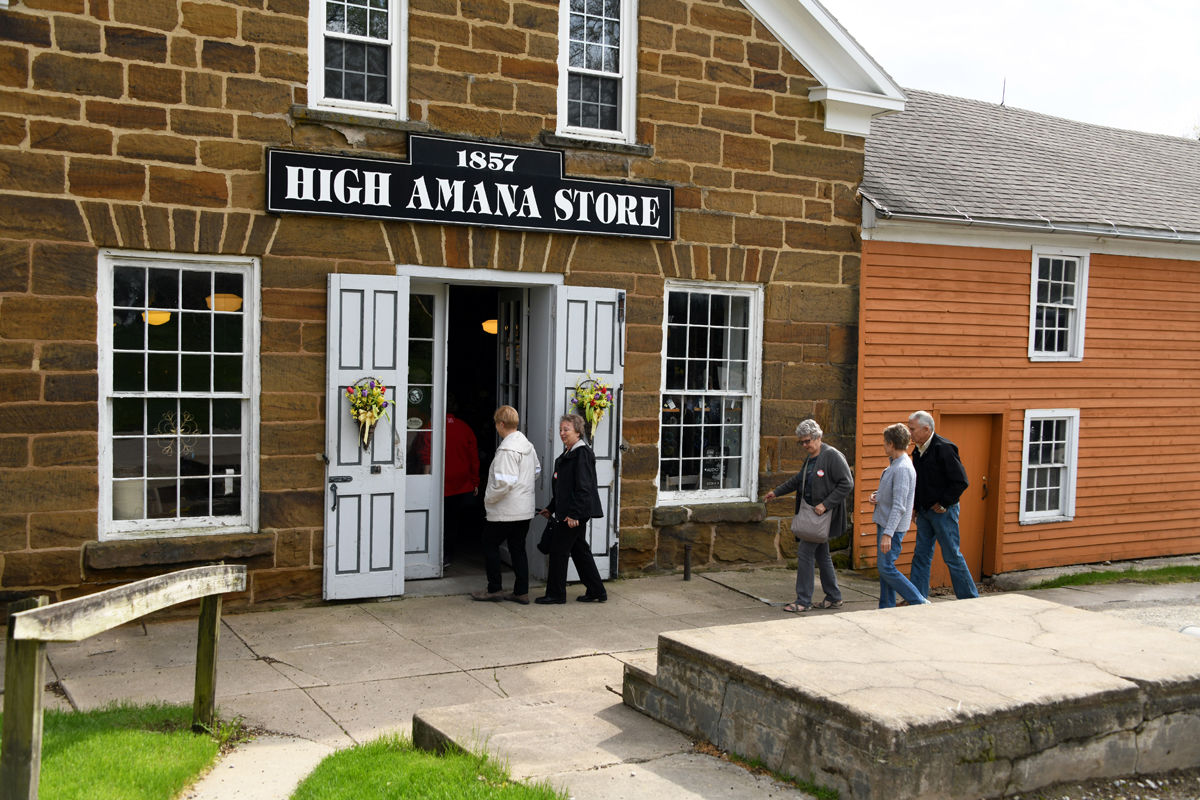 005 V.Fay, J.Pickrel, S. Miller, S. and D. Peters in Amana Colonies.JPG